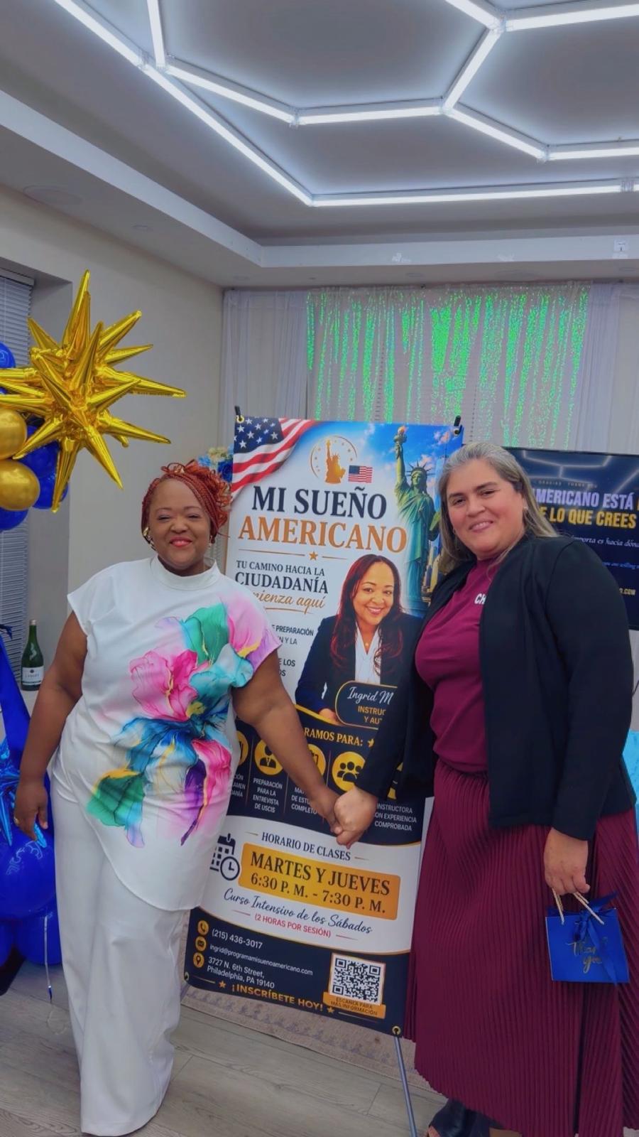 Ingrid Morales y una invitada sosteniendo el libro Mi Sueño Americano.