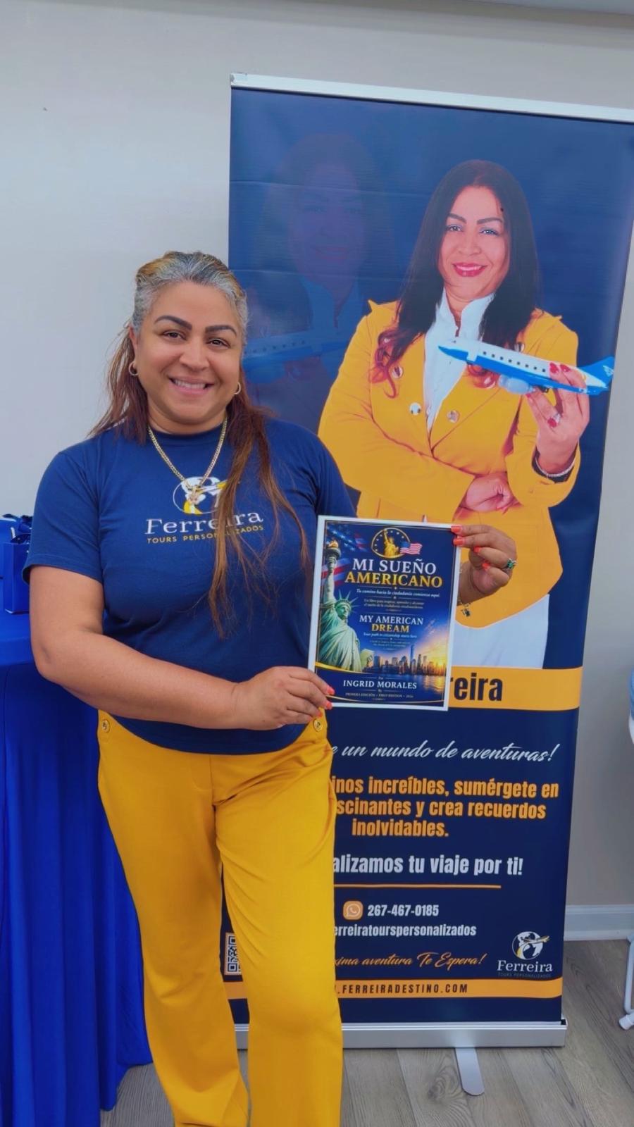 Asistente de la inauguración mostrando un ejemplar de Mi Sueño Americano junto al afiche del programa.