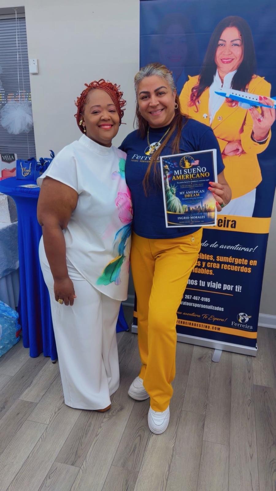 Ingrid Morales junto a una asistente que sostiene el libro Mi Sueño Americano.