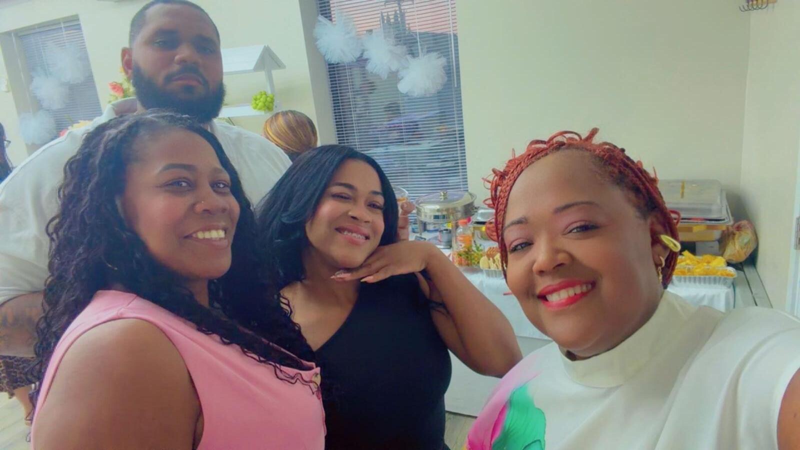 Selfie de Ingrid Morales con amigos durante la celebración.