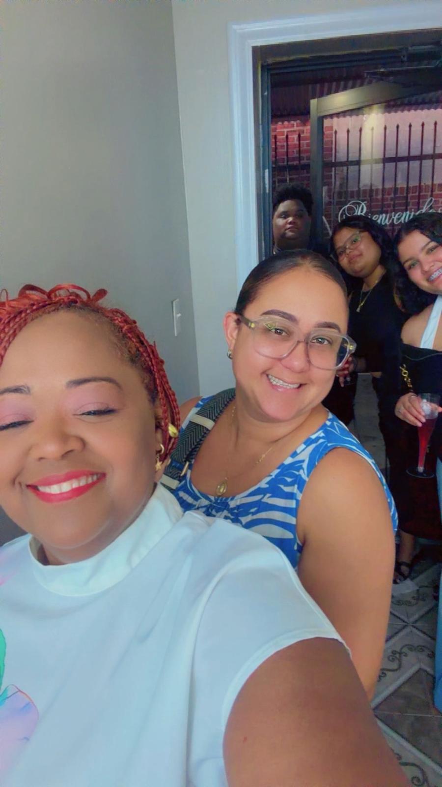 Selfie de dos asistentes durante la inauguración.