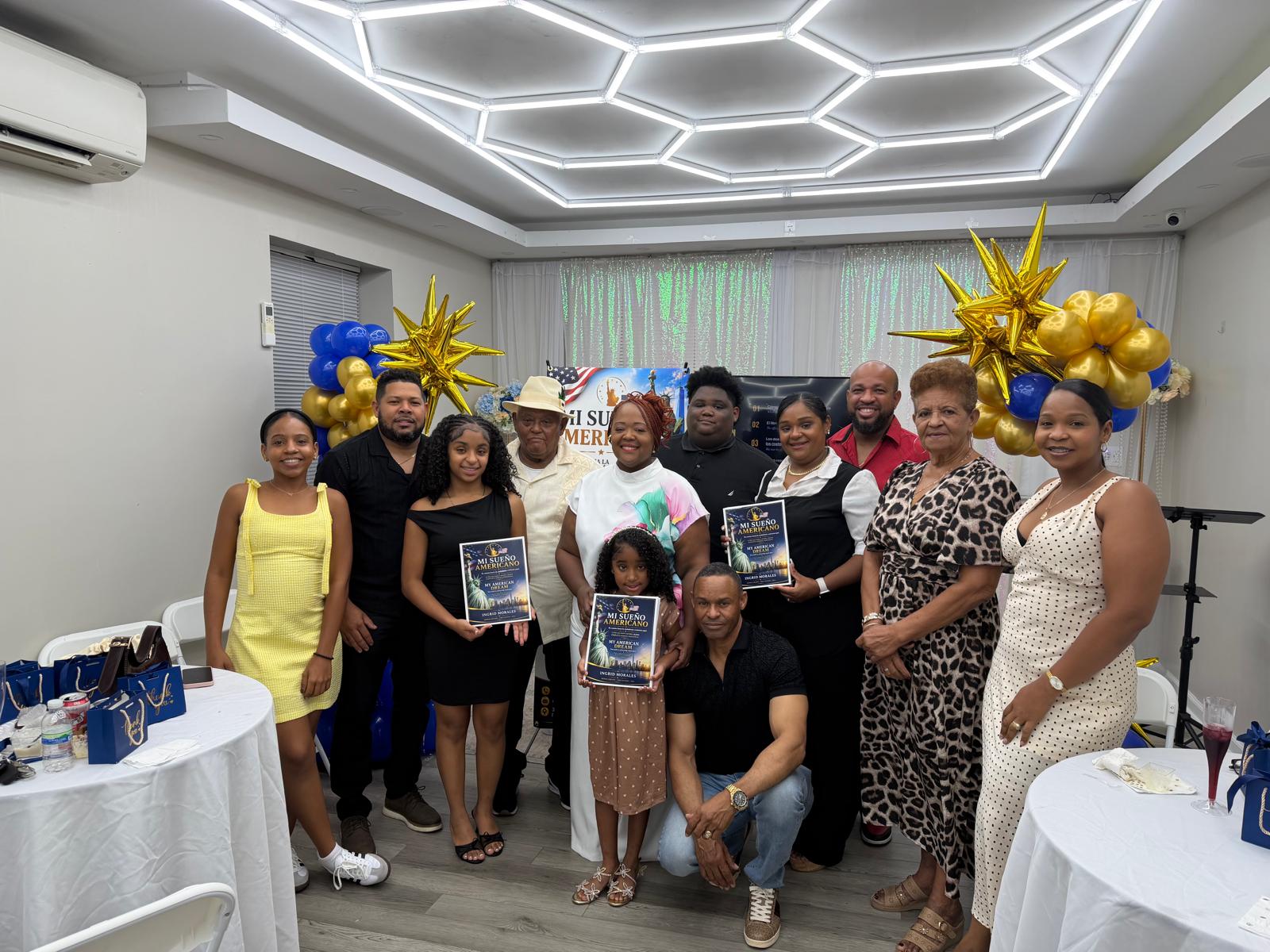 Ingrid Morales rodeada de familiares y asistentes durante la inauguración de Mi Sueño Americano.